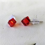 キュービックグラス(赤)_ステンレスピアス