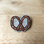プレッツエルの手刺繍ブローチ