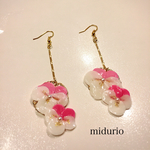 淡い桃色ビオラ スイングピアス