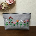 お花の刺繍ポーチ