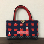 白猫のかくれんぼネイビースマホ手提げ