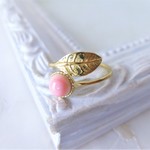 天然石 クィーンコンクシェルと金の葉の指輪