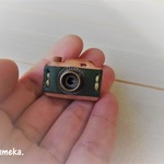 ♪革のカメラのブローチ・グリーン×ナチュラル・シンプル♪かわいい・緑・レザー・おしゃれ