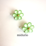 キラリ緑色のお花 樹脂ピアス