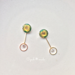 キラキラ輝く緑のピアス