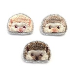 ごきげんハリネズミの刺繍ブローチ