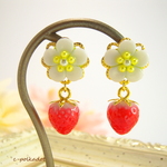 苺〈白い花と赤い実〉のピアス/イヤリング