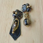 ブラックレザー×グレーのアンティークボタンピアス/イヤリング