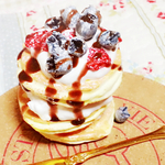 贅沢ベリーと生クリームのパンケーキ(チョコソースがけ)＊スマホスタンド
