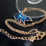 キラキラクリアなブルーの金魚のネックレス