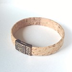 【ヨーロッパ製　柔らかい　コルクレザー(ナチュラル）　のブレスレット】フラワーマグネット留め 