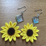 つまみ細工  ひまわりのキラキラピアス