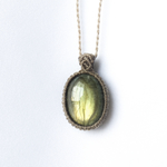 ラブラドライトのマクラメペンダント
