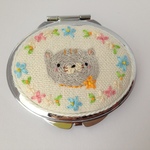 手刺繍コンパクトミラー　子猫ちゃん