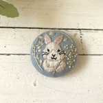 【ブローチ　or　ヘアゴム】うさぎ刺繍　 空色