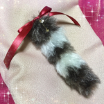 にゃんこのふわふわしっぽブローチ(ウルフィーアッシュ:縞)
