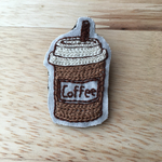 テイクアウトコーヒーの手刺繍ブローチ