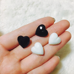 モノクロハートのミニピアス