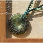 綺麗な花いっぱいモスグリーン色ガラスチョーカー