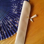 タッセル&気球チャームがアクセント♪　革 の 扇子 入れ　ライトベージュ