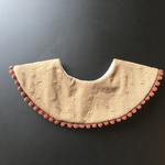 タンポポ刺繍のぽんぽんまんまるスタイ《ブラウン》