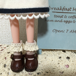 ミニチュア  焦げ茶色の革のストラップシューズ　