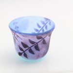 藤の花と空色のガラスのおちょこ