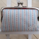 【sale15%OFF】がま口ポーチ＊小花の水色ストライプ