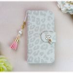 【 Xperia XZ Premium SO-04J 】 ♥白いレオパード柄♥　手帳型ケース　☆上品きらきらチャーム☆　ヒョウ柄　スマホカバー　☆タッセルストラップ付き☆