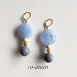 マーブルブルーとグレーボールの大ぶりピアス