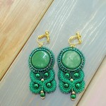 ソウタシエ  緑色のピアス
