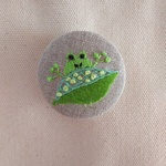 葉っぱからこんにちは！カエル刺繍ブローチ