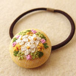 小花のブーケ刺繍 くるみボタンヘアゴム