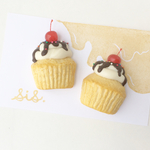 チェリーのせバニラカップケーキのブローチ