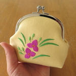 手刺繍のがま口〈 ムラサキツユクサ・赤紫〉