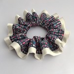 【SALE20％オフ】☆リバティテムズ☆オフホワイトサテンの縁取りシュシュ