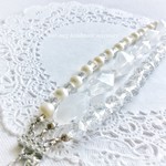 氷を連ねたブレスレット