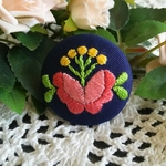 ハンガリー刺繍🌼くるみボタンのブローチ