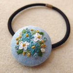 青と白のブーケ刺繍 くるみボタンヘアゴム