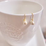 小さめコットンパールの一粒ピアス