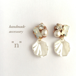 白の花びらピアス/イヤリング