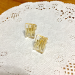 送料無料！日常使いに！ゴールドビーズとレジンの長方形ピアス