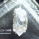 水晶ポイントペンダント（ワイヤーアートジュエリー☆ワイヤーアクセサリー☆ワイヤーラッピング天然石ネックレス）