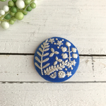 【ブローチ　or　ヘアゴム】草花の刺繍　マジョリカブルー