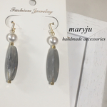パール×クリアグレー 縦長シルエットピアス