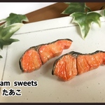紅しゃけのブローチピン