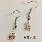 銀の斧ピアス