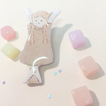 みつあみこびとぶろーち（うきうきポーズ）