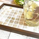 優しいベージュタイルのカフェトレイ・M