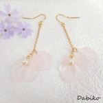 清楚に揺れる可憐な花びらピアス/イヤリング（すりガラス風）